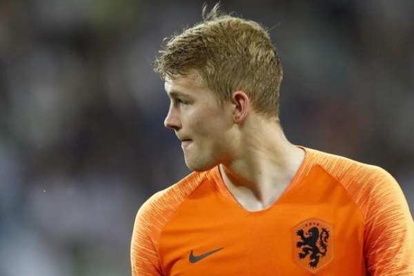 德弗里踢什么位置？